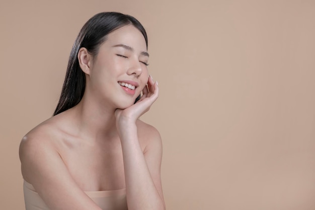 Portrait d'une jeune femme asiatique au maquillage naturel et au style naturel Publicité pour les cosmétiques naturels Publicité pour un salon de beauté Soins cosmétiques soins de la peau du visage et du corps