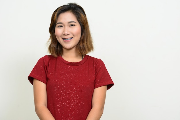 Portrait de jeune femme asiatique aux cheveux courts