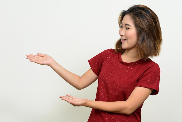 Portrait de jeune femme asiatique aux cheveux courts