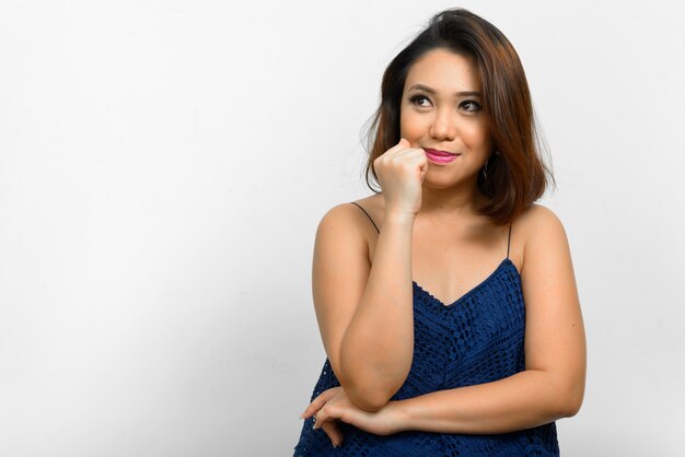 Portrait de jeune femme asiatique aux cheveux courts