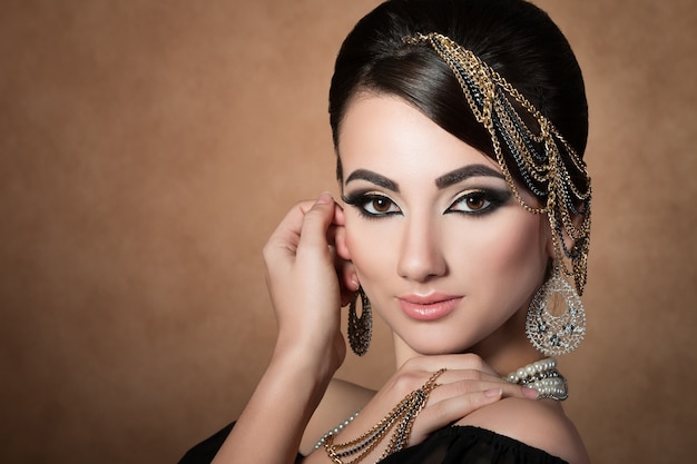 Portrait de jeune femme asiatique belle avec maquillage de soirée portant des accessoires de tête