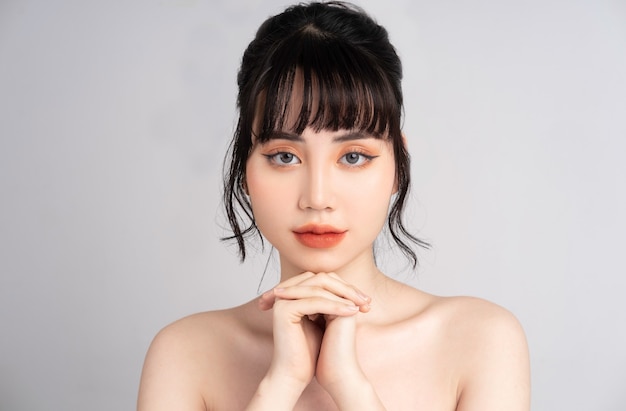 Portrait de jeune femme asiatique avec une belle peau et sourire