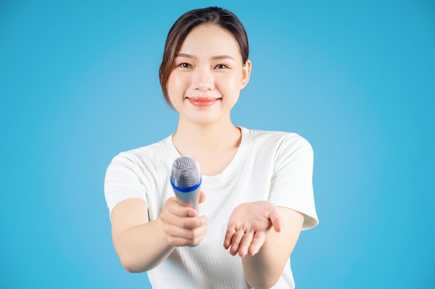 portrait, de, jeune, femme asiatique, chant