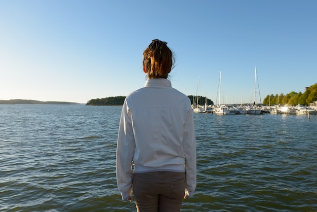 Portrait de jeune femme asiatique contre de beaux paysages à la jetée en plein air