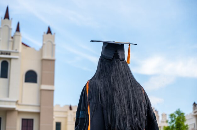 Portrait De Jeune Femme Asiatique Dans La Cérémonie De Remise Des Diplômes