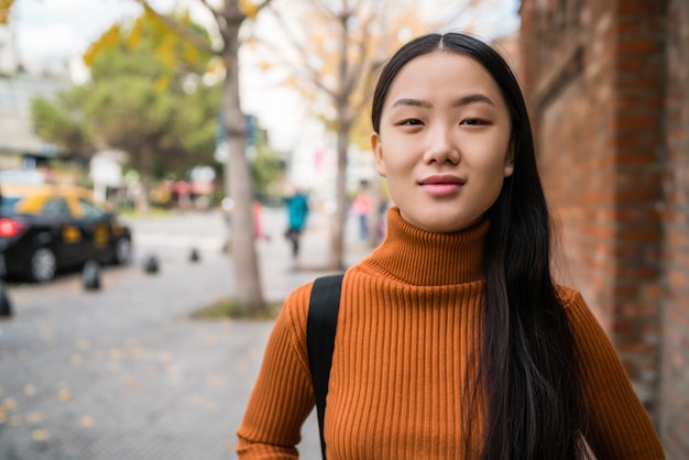 Portrait de jeune femme asiatique dans la rue.