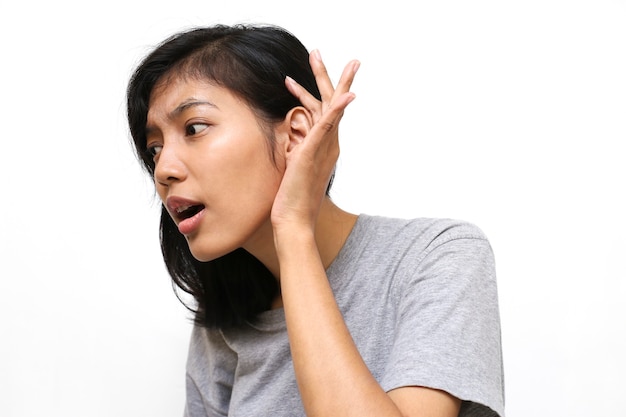 Portrait de jeune femme asiatique entendant un espace copie secrète