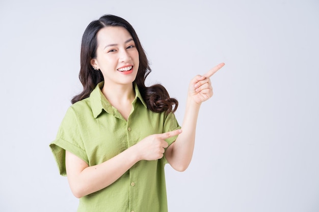 Portrait de jeune femme asiatique sur fond