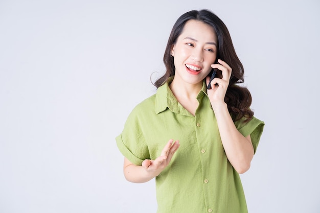 Portrait de jeune femme asiatique sur fond