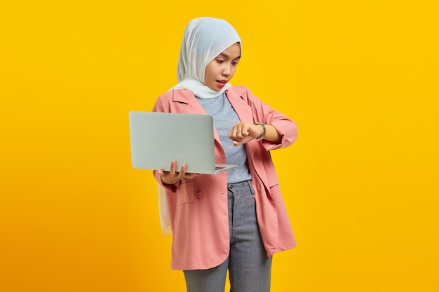 Portrait de jeune femme asiatique inquiète le stress de la date limite de travail sur fond jaune