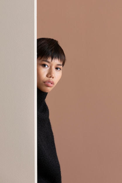 Photo portrait de jeune femme asiatique posant dans des vêtements d'automne