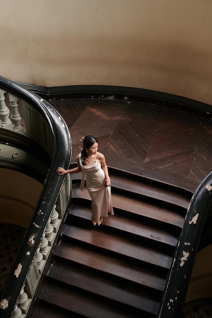 Portrait d'une jeune femme asiatique en robe de fête blanche