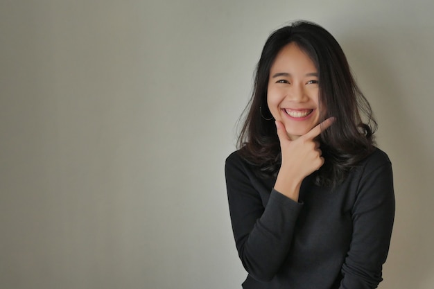 Portrait de jeune femme asiatique souriante heureuse