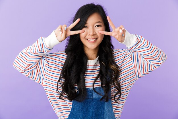 Portrait d'une jeune femme asiatique souriante