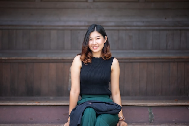Portrait de jeune femme asiatique souriante