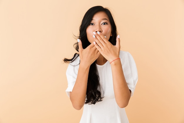 Portrait d'une jeune femme asiatique surprise