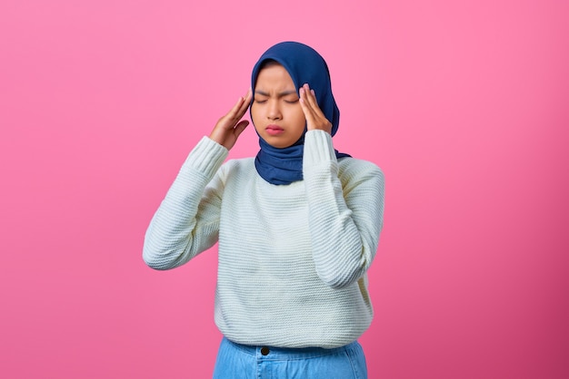 Portrait de jeune femme asiatique à la tête vertigineuse et ayant des maux de tête