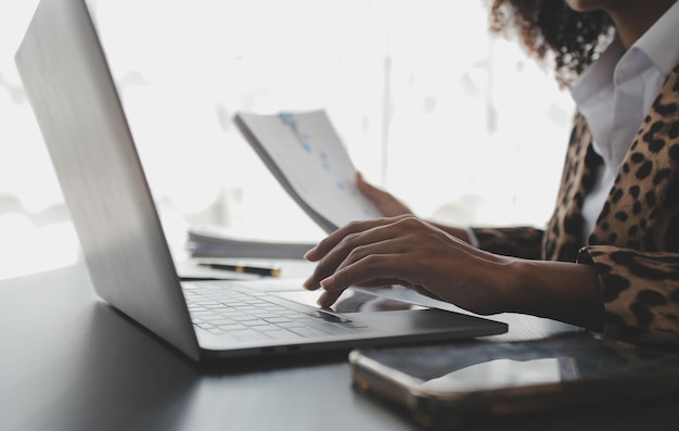 Portrait d'une jeune femme asiatique, travailleuse indépendante, travaille sur une tablette informatique dans un bureau moderne, effectue une analyse comptable, un rapport sur les investissements immobiliers, des données sur les systèmes financiers et fiscaux.