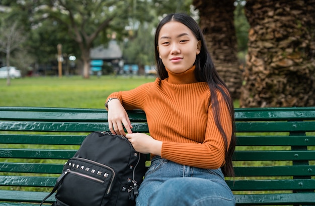 Portrait de jeune femme asiatique