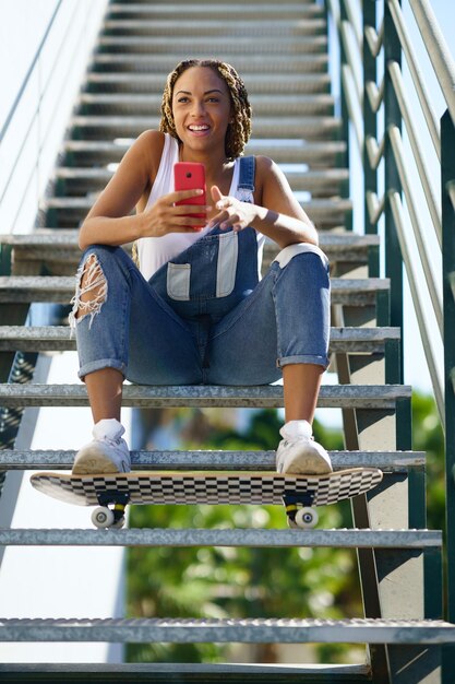 Portrait d'une jeune femme assise sur une balustrade