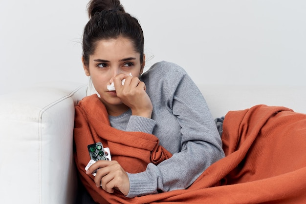 Photo portrait d'une jeune femme assise sur un canapé