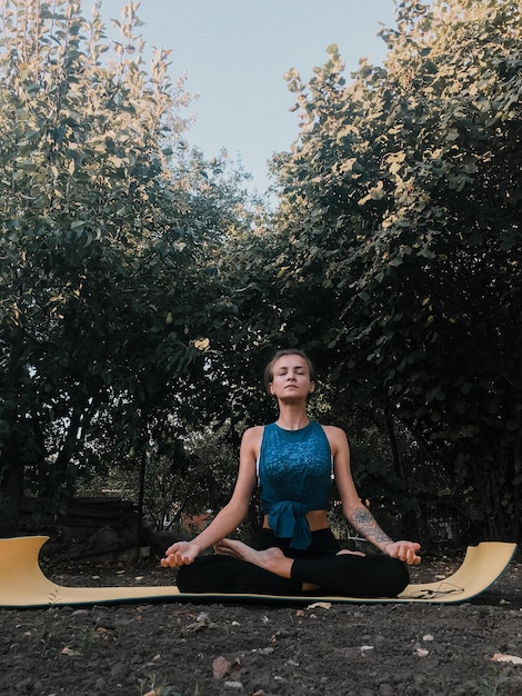 Photo portrait d'une jeune femme assise sur un champ