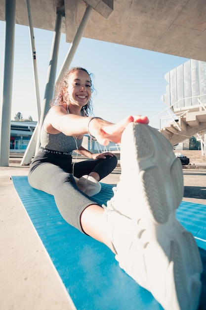 Photo portrait d'une jeune femme assise dans une piscine