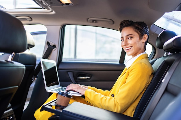 Portrait d'une jeune femme assise dans une voiture