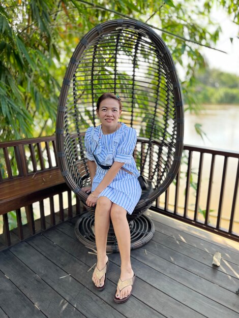 Photo portrait d'une jeune femme assise sur l'escalier