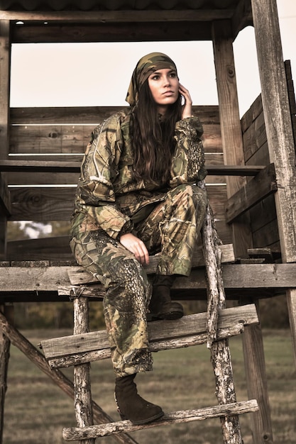 Photo portrait d'une jeune femme assise à l'extérieur