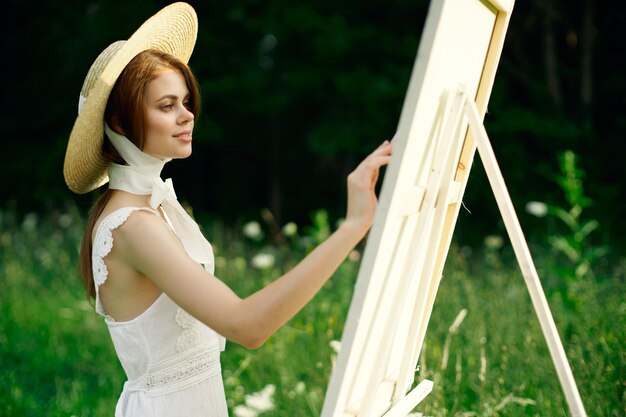 Portrait d'une jeune femme assise sur l'herbe