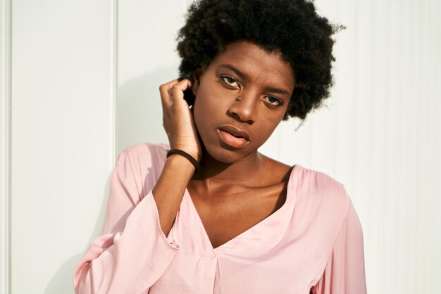 Photo portrait d'une jeune femme assise à la maison