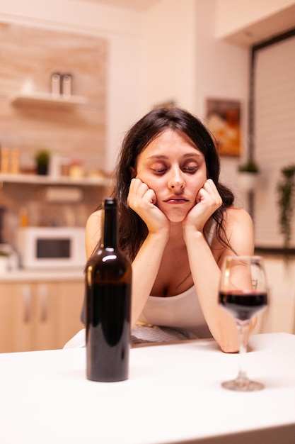 Portrait d'une jeune femme assise sur une table