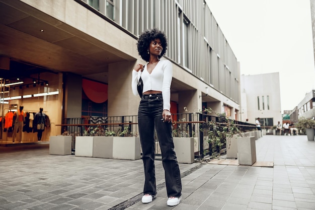 Portrait d'une jeune femme attirante marchant dehors dans la ville