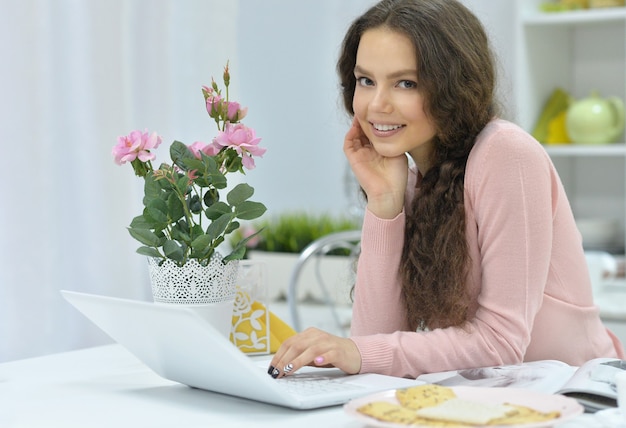 Portrait de jeune femme attirante avec ordinateur portable