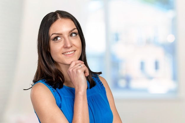 Portrait d'une jeune femme attirante pensant profondément