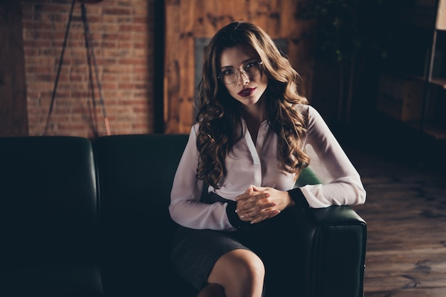 Portrait jeune femme au bureau