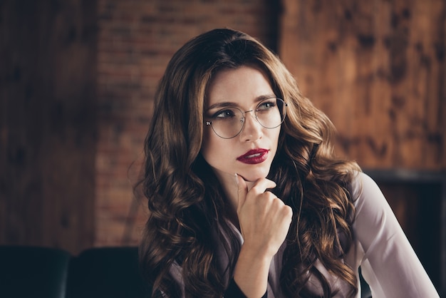 Portrait jeune femme au bureau