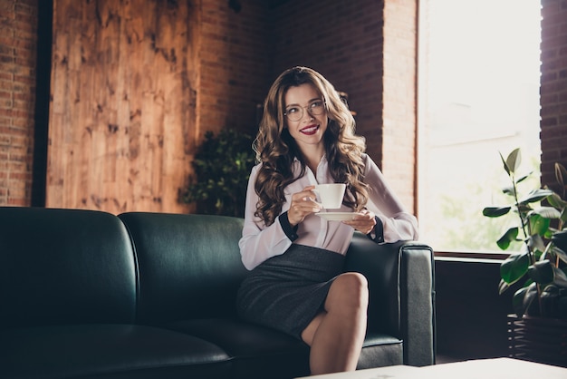 Portrait jeune femme au bureau