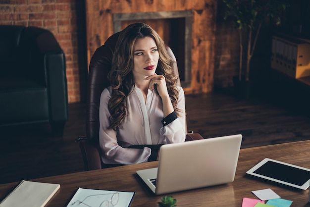 Portrait jeune femme au bureau