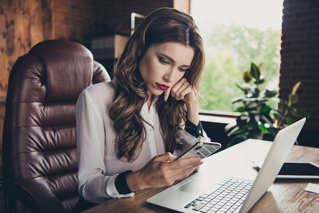 Portrait jeune femme au bureau