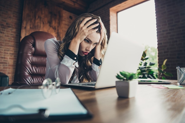 Portrait jeune femme au bureau