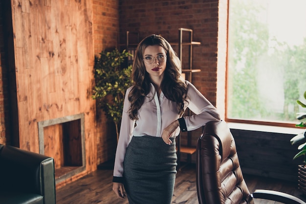 Portrait jeune femme au bureau