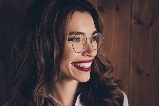 Portrait jeune femme au bureau