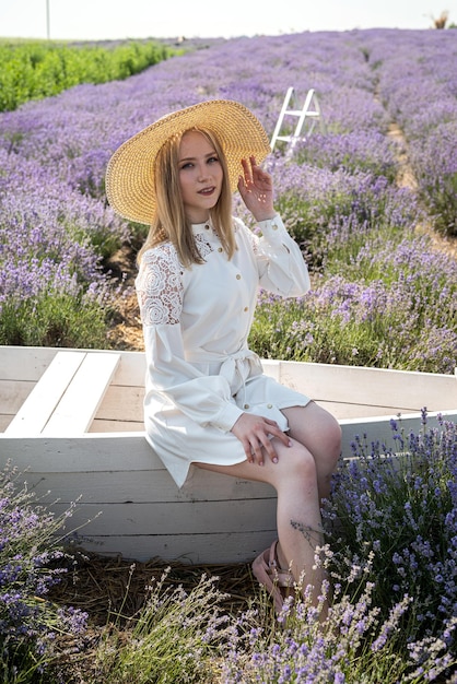 Portrait de jeune femme au chapeau assis