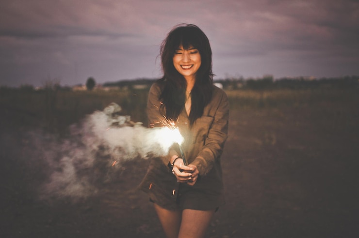 Photo portrait d'une jeune femme au coucher du soleil