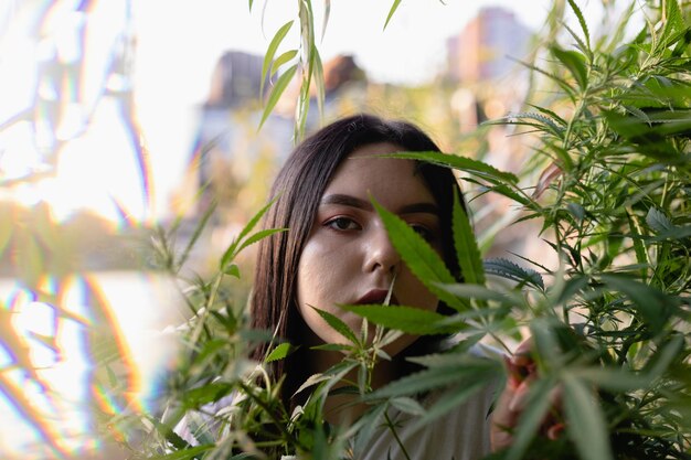 Photo portrait d'une jeune femme au milieu des plantes