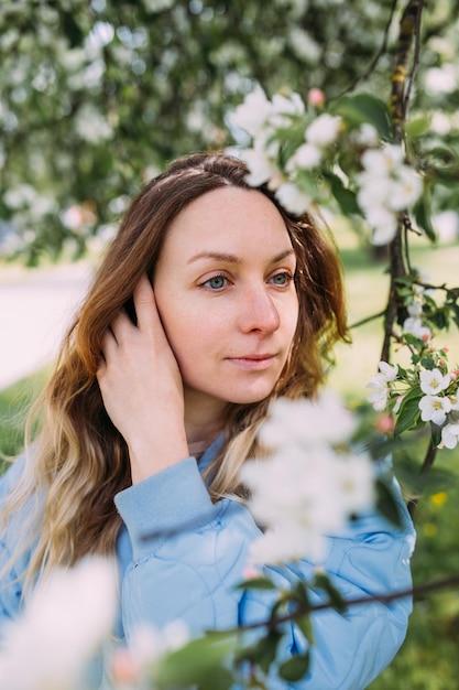 Portrait d'une jeune femme au printemps dans un parc