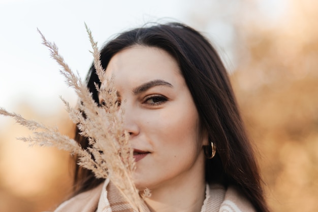 Photo portrait d'une jeune femme en automne dans le parc