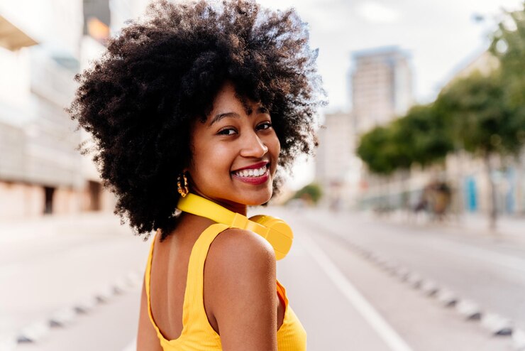 Photo portrait de jeune femme aux cheveux bouclés